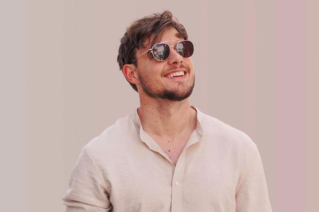 Møme adds three bonus tracks to close “Flashback FM” in style