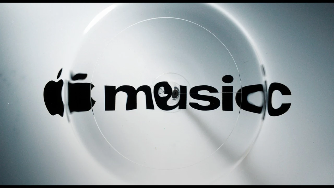 Le nouveau logo Apple Music déformé par l’eau, extrait du film de présentation