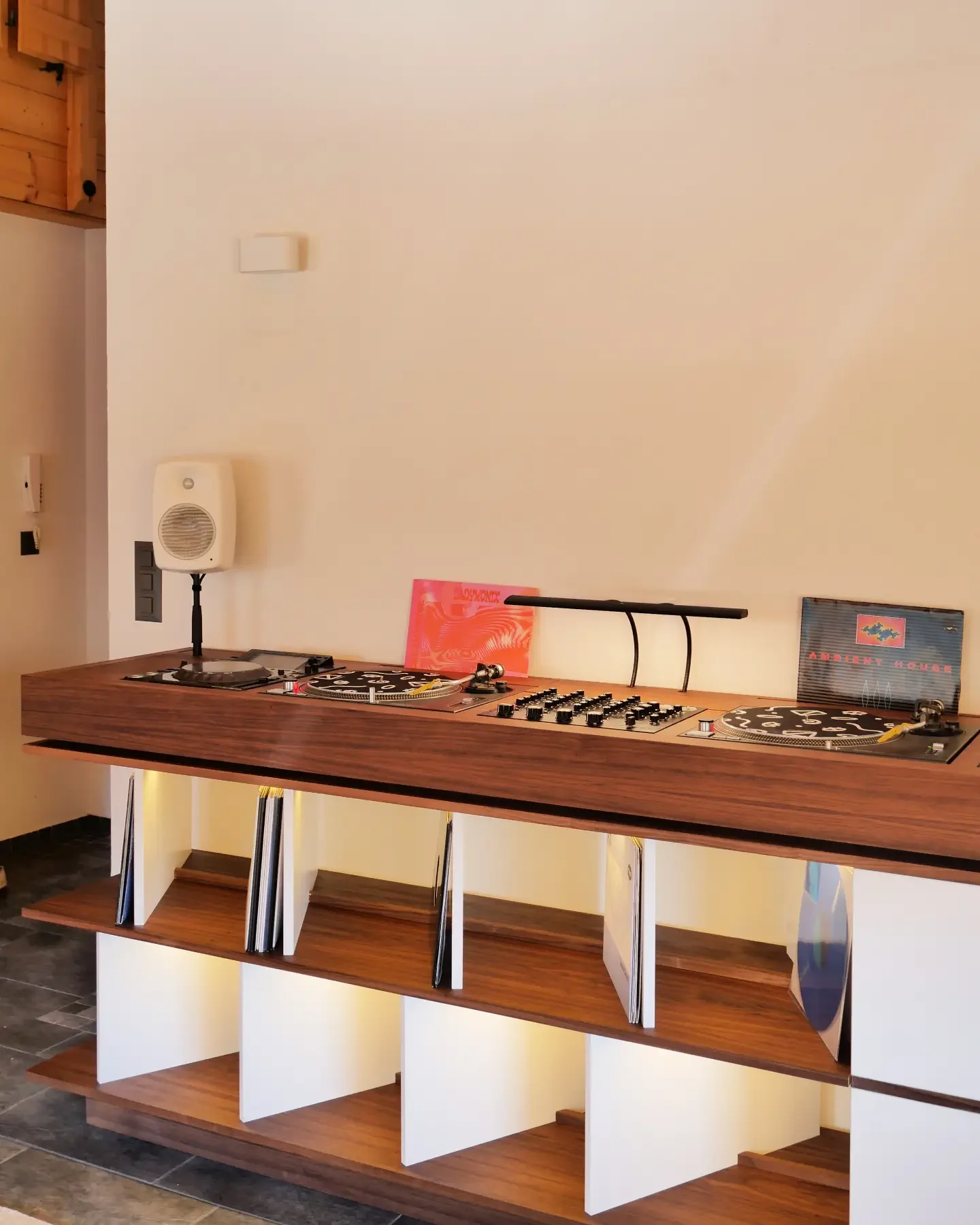 Cabine DJ en noyer avec lecteurs, platines et table rotative, bacs à vinyles en dessous