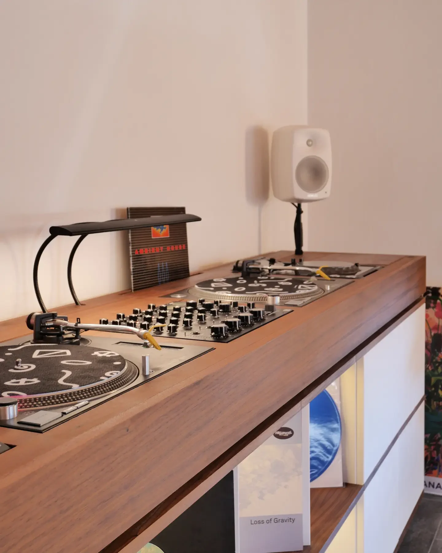 Plateau en noyer avec platines, table rotative et lampe articulée