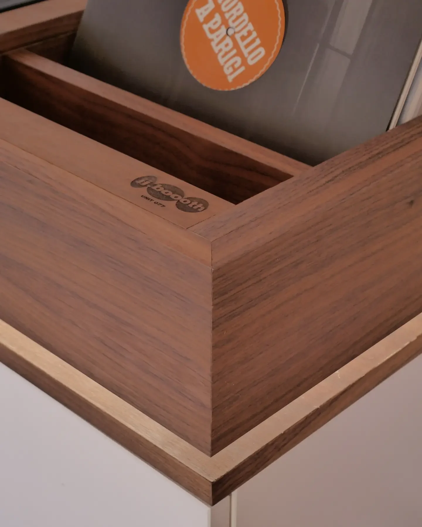 Détail d’un angle en noyer gravé du logo jj.boooth