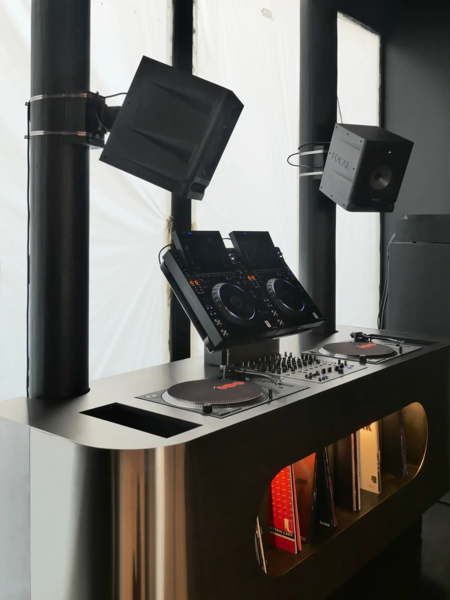 Cabine Unit 078 avec deux CDJ-3000X sur support, deux platines et des enceintes Focal suspendues