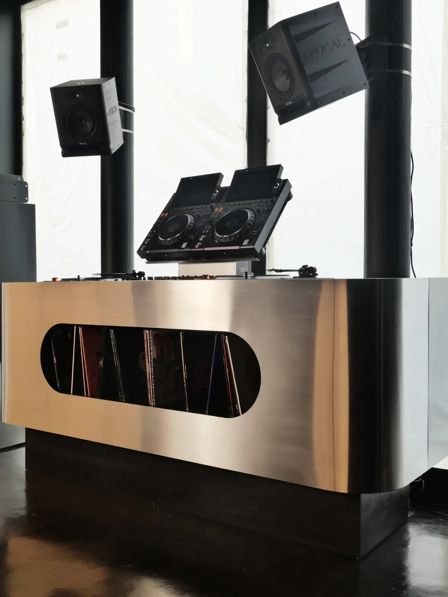 Cabine Unit 078 vue de côté, avec son ouverture pour les vinyles