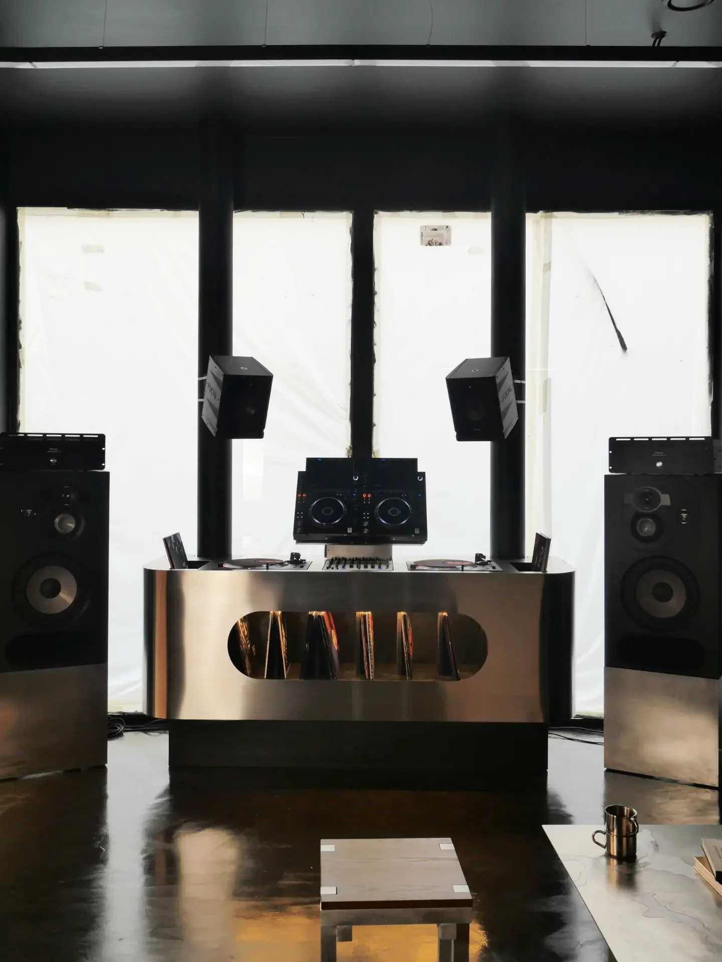 Cabine Unit 078 en inox de face, entre deux enceintes Focal Utopia