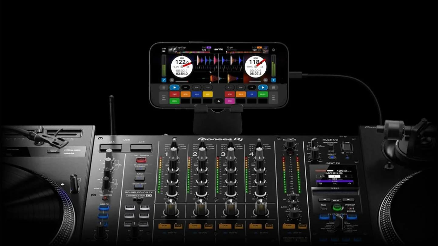 Serato DJ sur iPhone relié en DVS à une table de mixage et deux platines