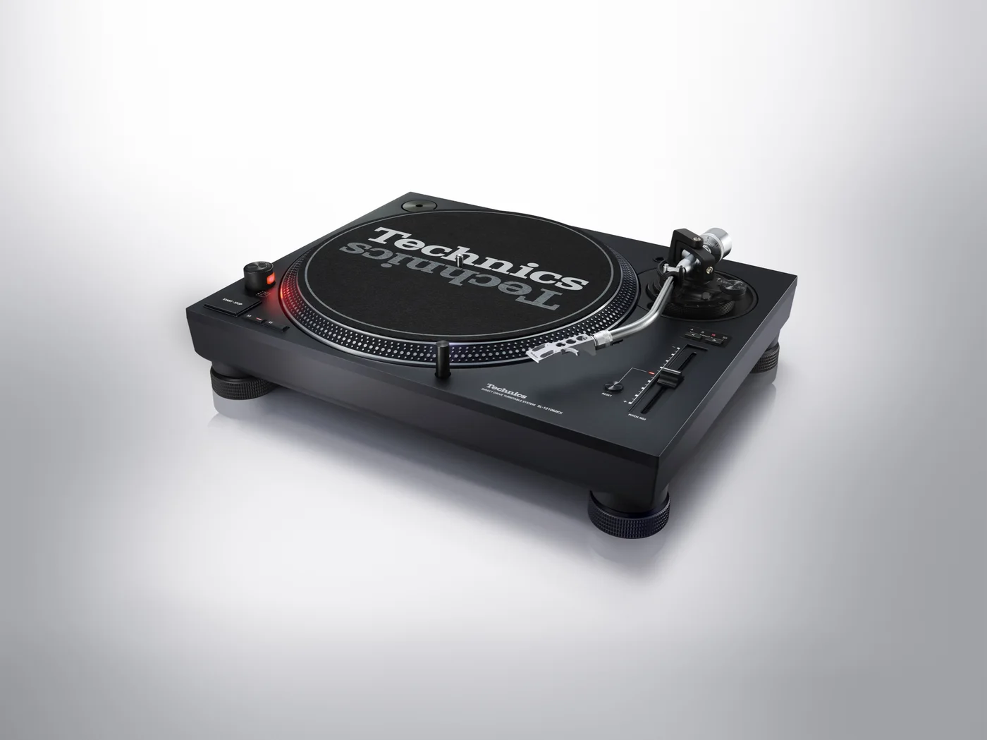 La SL-1210MKX vue de trois quarts, bras argenté et plateau noir